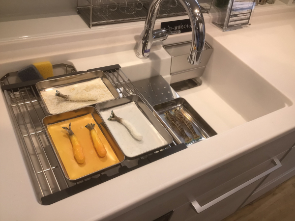 家事らくシンクで面倒なフライの準備もラクラク♪